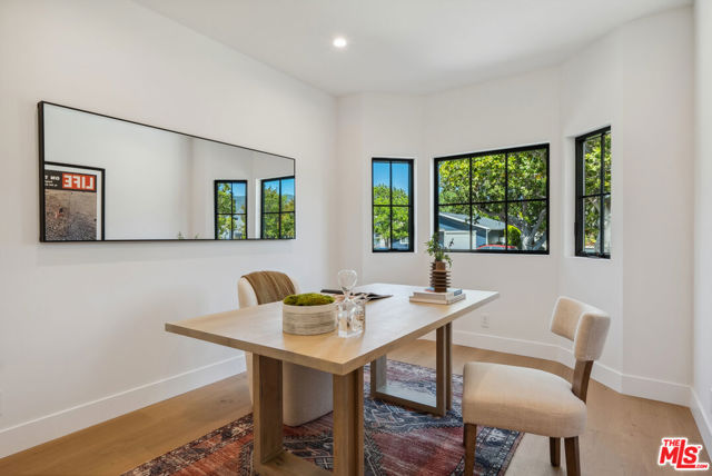 4949 Sancola Avenue, Toluca Lake CA: https://media.crmls.org/mediaz/21e35c92-46de-49a8-9da5-1e57d97e3119.jpg