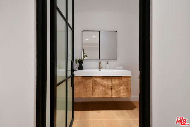 112 S Valley Street, Toluca Lake CA: https://media.crmls.org/mediaz/21e46e10-5658-44de-8c11-1869287e0d7d.jpg