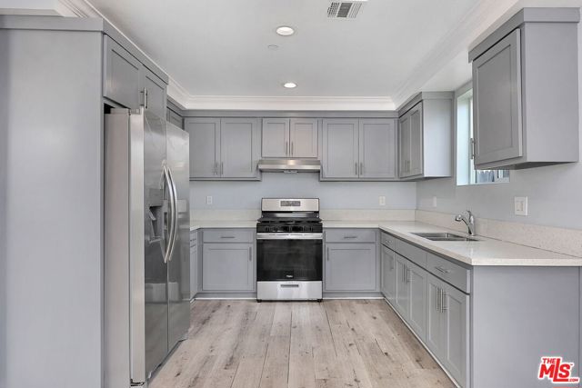 320 E 55th Street, Los Angeles CA: https://media.crmls.org/mediaz/21e4aebc-cacc-463b-b511-cb076bc7a4fd.jpg