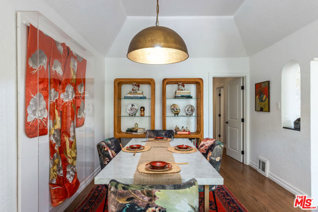 724 N Spaulding Avenue, Los Angeles CA: https://media.crmls.org/mediaz/21e4cc30-4d82-4739-996b-fec7b34a6a48.jpg