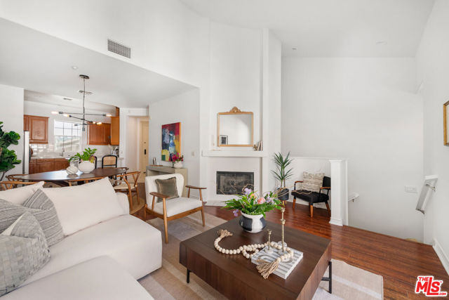 7101 Playa Vista Drive, Playa Vista CA: https://media.crmls.org/mediaz/21e5544e-b61a-48db-a84c-b2a08c8d50a1.jpg
