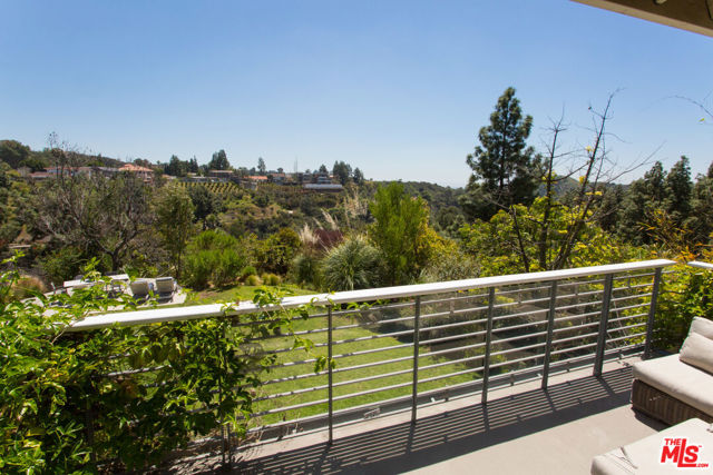 3220 Tahoe Place, Los Angeles CA: https://media.crmls.org/mediaz/21e5ba16-aac6-4c27-a6e3-4319484f5842.jpg