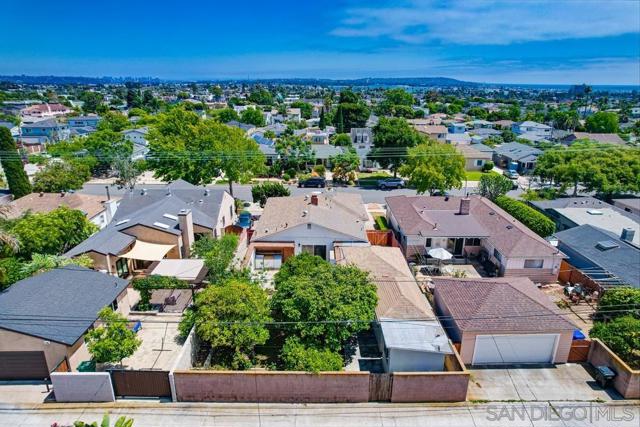 1354 Chalcedony St, San Diego CA: https://media.crmls.org/mediaz/21e6a629-9f40-4abd-944d-ce2dd27bb3b1.jpg