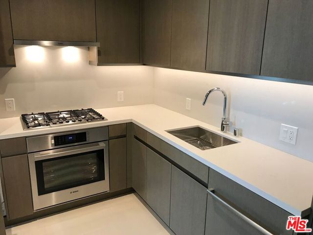 889 Francisco Street, Los Angeles CA: https://media.crmls.org/mediaz/21e6bd5f-2070-4a7c-bf1a-f70e30e120e1.jpg