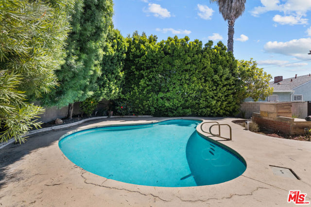 5317 Angeles Vista Boulevard, View Park CA: https://media.crmls.org/mediaz/21e6c513-119d-4d27-8a2f-b26138a9c6d0.jpg