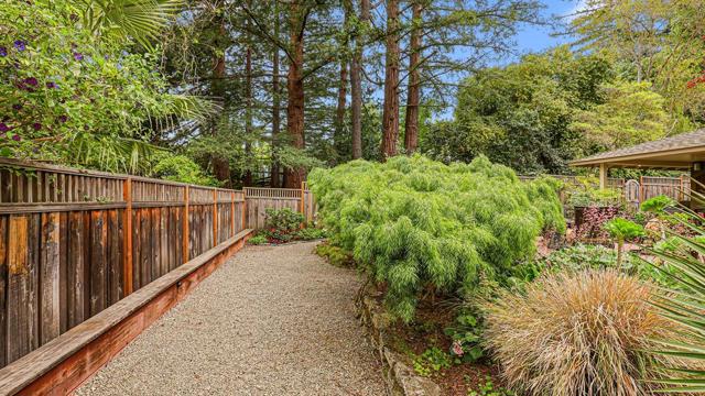 161 E Floresta Way, Portola Valley CA: https://media.crmls.org/mediaz/21e6fb72-ce93-4f2e-8636-8df9a0150f77.jpg