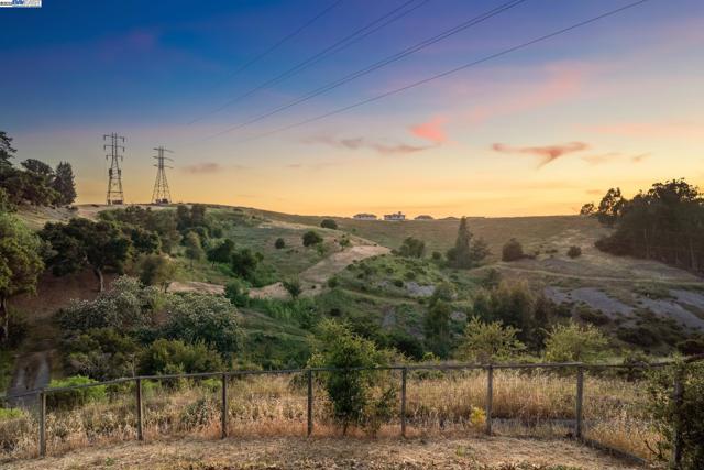 3879 Blackstone Ct, Castro Valley CA: https://media.crmls.org/mediaz/21e7fa73-69a5-49fe-99f1-d0882705ac84.jpg