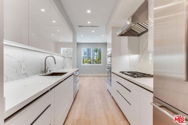 Image 5 of 38 For 1557 Beverly Glen Boulevard 203