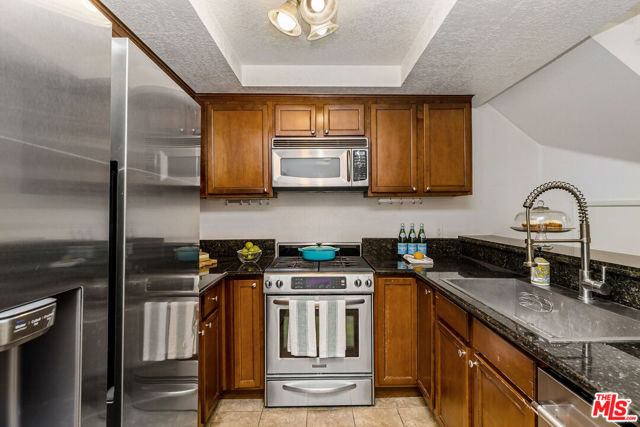 1633 S Bentley Avenue, Los Angeles CA: https://media.crmls.org/mediaz/21e9a3f5-4046-458c-a63b-7beb025daba9.jpg