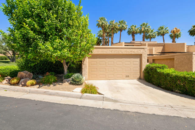 73438 Foxtail Lane, Palm Desert CA: https://media.crmls.org/mediaz/21e9a634-813c-456d-9bc4-28965a3cccb1.jpg