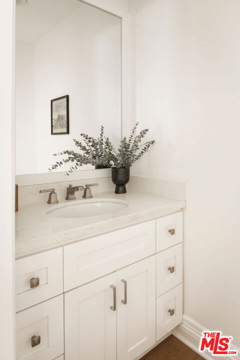 162 S Lucerne Boulevard, Los Angeles CA: https://media.crmls.org/mediaz/21eaae5d-3ba8-4745-b9a3-367ce83c4857.jpg
