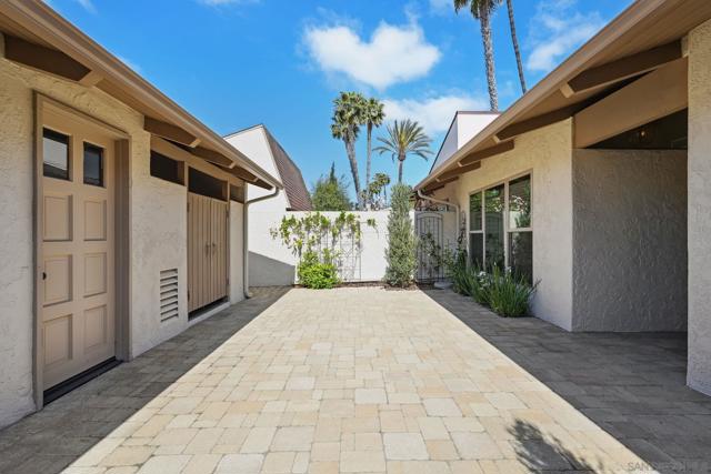 211 Via Osuna, Rancho Santa Fe CA: https://media.crmls.org/mediaz/21eb2645-da15-4a13-bf68-ca3a31182fe6.jpg