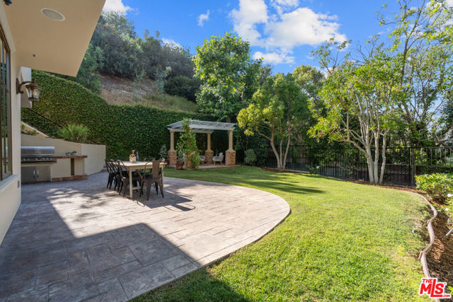 3697 Benedict Canyon Lane, Sherman Oaks CA: https://media.crmls.org/mediaz/21eba574-836c-47aa-997c-19c9419556de.jpg