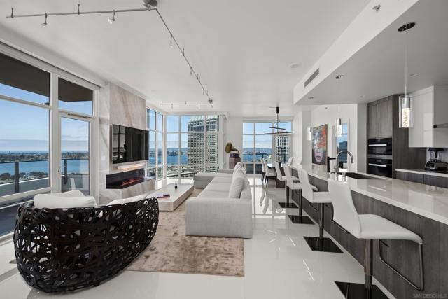 550 Front Street, San Diego CA: https://media.crmls.org/mediaz/21ec39bf-20ff-49c2-9c19-e3635dbe704f.jpg