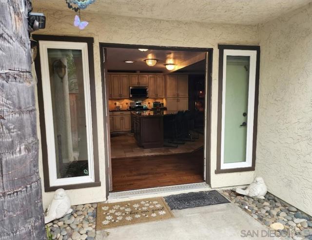1867 Guilder Gln, Escondido CA: https://media.crmls.org/mediaz/21ecbad8-fde6-49ca-8cfa-c6f4a376fb42.jpg