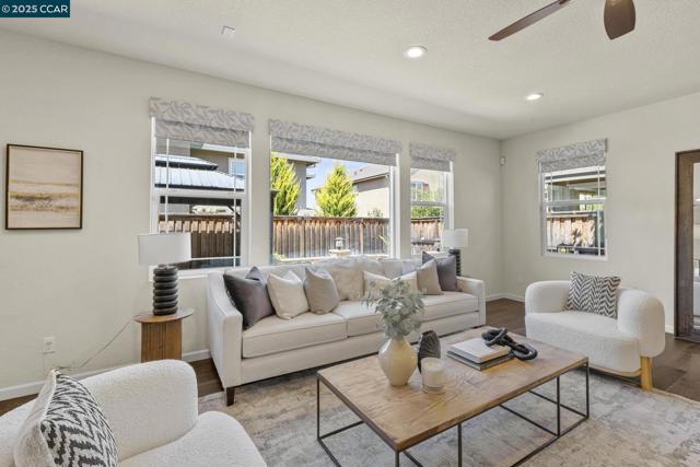589 W Huntington Ave, Mountain House CA: https://media.crmls.org/mediaz/21ed7096-b21d-47bd-8c0b-28623fd24a14.jpg