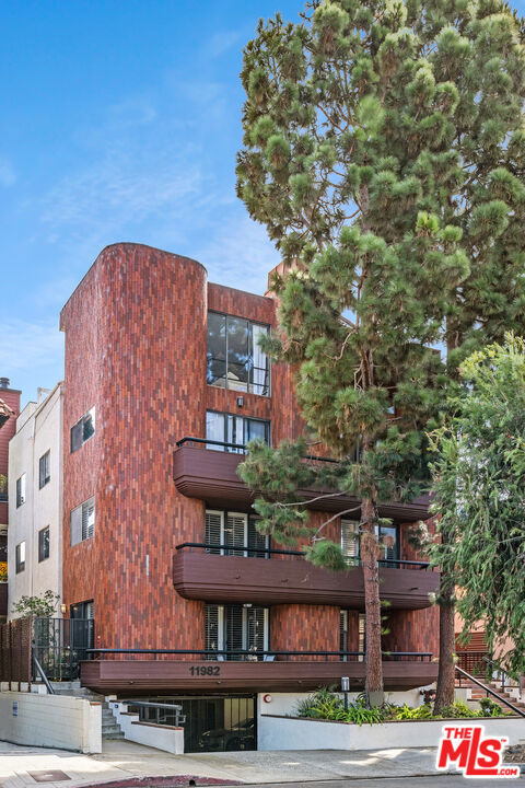 11982 Kiowa Avenue, Los Angeles CA: https://media.crmls.org/mediaz/21ef5204-0157-48b6-9d03-d07542dfe31d.jpg