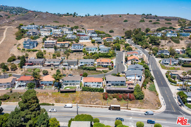 2223 Mcrae Drive, San Pedro CA: https://media.crmls.org/mediaz/21eff01d-35a7-47dd-a26c-0a3013bce0bc.jpg