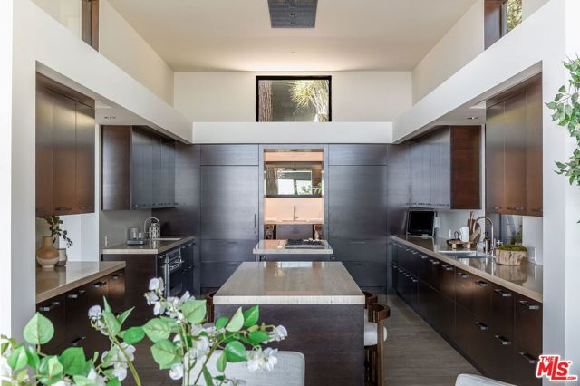 8932 St Ives Drive, Los Angeles CA: https://media.crmls.org/mediaz/21f06a97-1acf-4c50-9a3f-88bef6e789b7.jpg