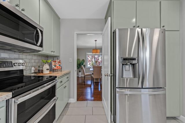 297 Lorraine Blvd, San Leandro CA: https://media.crmls.org/mediaz/21f1fbb5-b52e-44b8-9d87-364216f82021.jpg