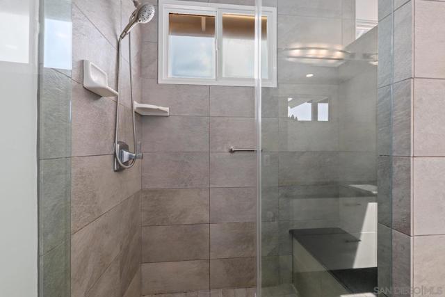 716 Glenview Ln, La Jolla CA: https://media.crmls.org/mediaz/21f24dbf-5666-45da-816e-b858d5d655c4.jpg
