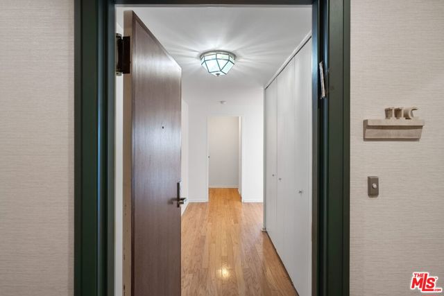 865 Comstock Avenue, Los Angeles CA: https://media.crmls.org/mediaz/21f2635e-d8e4-428e-94cf-b3a1ee1efbb1.jpg