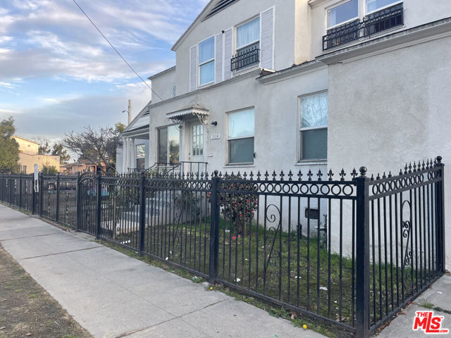 1904 W 37th Place, Los Angeles CA: https://media.crmls.org/mediaz/21f32a18-b79b-49d7-8ce7-82c019959b98.jpg