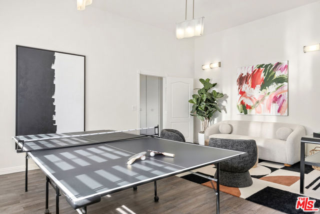 17400 Oak Creek Court, Encino CA: https://media.crmls.org/mediaz/21f368e4-3db1-472b-9cd5-811ade4245fe.jpg