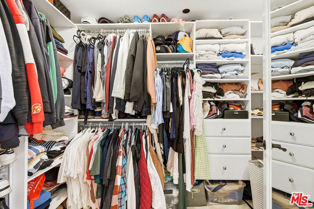 https://media.crmls.org/mediaz/21f411da-e569-446f-b953-edd34ed96656.jpg?preset=X-Large