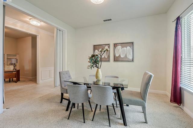 2453 Gardenstone Pl, Manteca CA: https://media.crmls.org/mediaz/21f47fd6-bc63-4d31-bfb6-c20cedeb205f.jpg