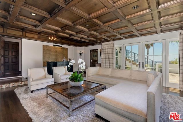 2420 Chislehurst Drive, Los Angeles CA: https://media.crmls.org/mediaz/21f4a638-56a0-44a7-b08f-291d5c1ede92.jpg
