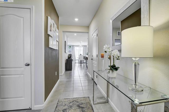 4014 Kenwood Cir, Oakley CA: https://media.crmls.org/mediaz/21f4e800-250c-47be-a55a-887be9d24272.jpg