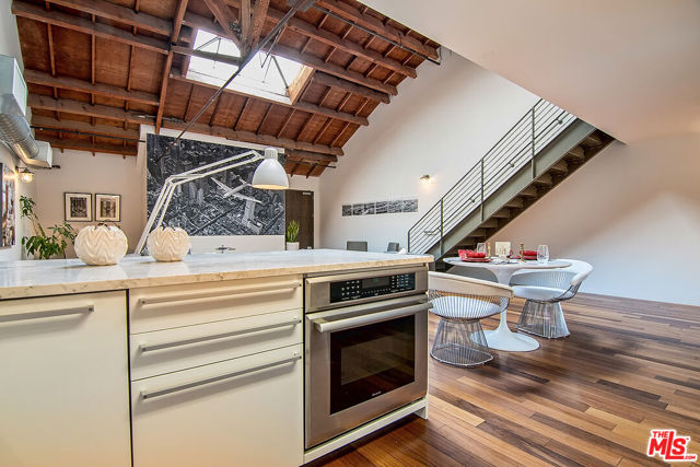 1046 Princeton Drive, Venice CA: https://media.crmls.org/mediaz/21f53dee-4d88-4f5c-9435-571f44135650.jpg
