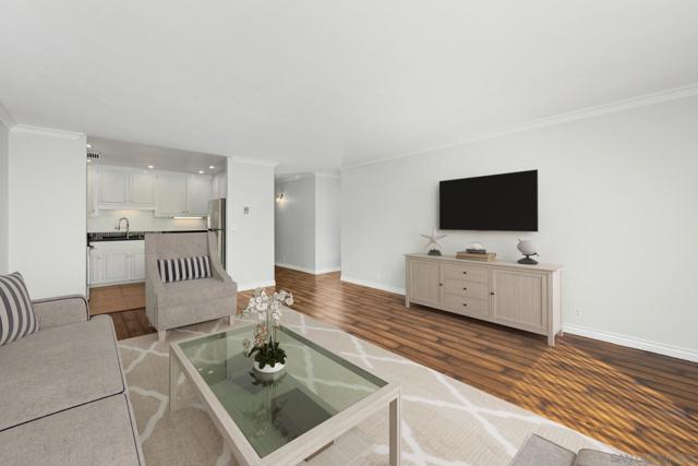 7811 Eads Ave, La Jolla CA: https://media.crmls.org/mediaz/21f596d0-18a0-4a45-b1f7-86cf6545f938.jpg