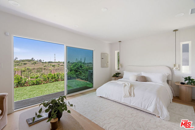 4731 Don Miguel Drive, Los Angeles CA: https://media.crmls.org/mediaz/21f5a581-836d-4732-be6a-7ee9eeb353fc.jpg
