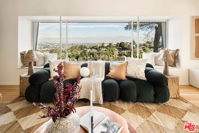 3720 Alta Mesa Drive, Studio City CA: https://media.crmls.org/mediaz/21f5df9c-e7c0-4269-a4fc-0ab6510d03d7.jpg