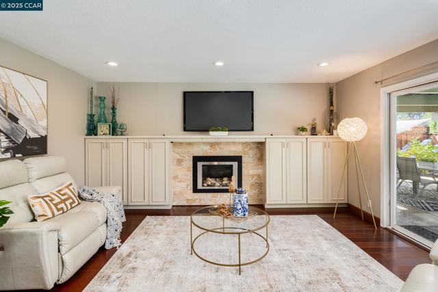169 Larkwood Cir, Danville CA: https://media.crmls.org/mediaz/21f6a992-dbc8-4709-b58a-256504e3f0f6.jpg