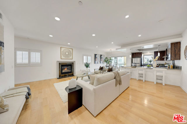 1529 S Westgate Avenue, Los Angeles CA: https://media.crmls.org/mediaz/21f7018e-9b4c-4911-b7da-29a4869002f0.jpg