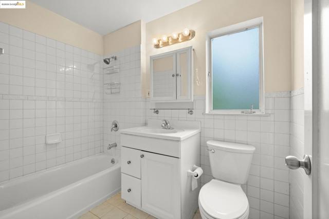 829 Vermont St, Oakland CA: https://media.crmls.org/mediaz/21f8495b-2ce7-46ce-8bfe-cf8ed4fe71a2.jpg