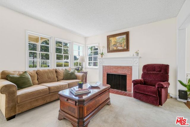 2577 Wellesley Avenue, Los Angeles CA: https://media.crmls.org/mediaz/21f89dd8-9199-4fe6-97a6-20643e819d82.jpg