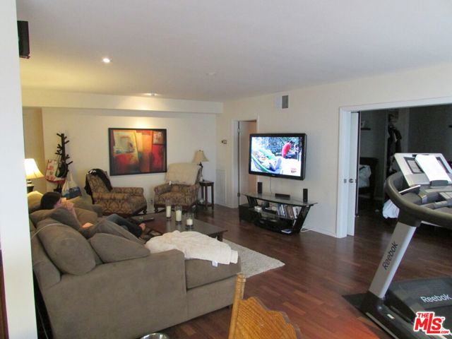 10645 Wilshire Boulevard, Los Angeles CA: https://media.crmls.org/mediaz/21f96139-5ddd-4cc5-ba8e-782c6a7d4289.jpg