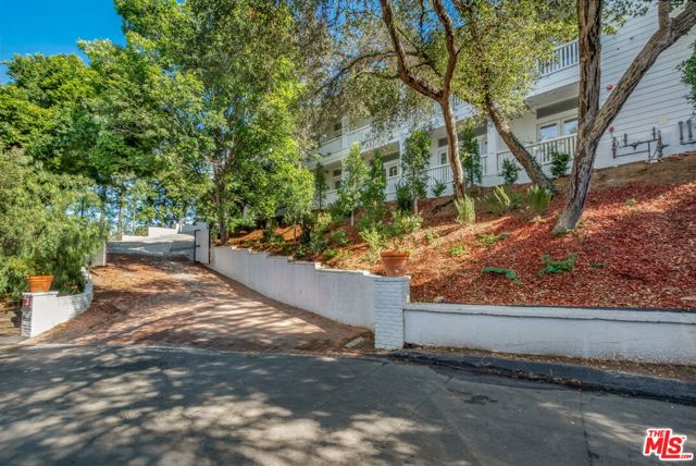 9669 Oak Pass Road, Beverly Hills CA: https://media.crmls.org/mediaz/21fa3ceb-b420-4bb0-9397-b5e31c30cd84.jpg