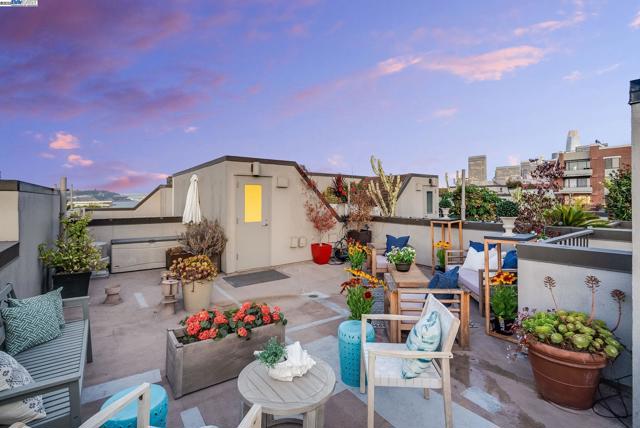 156 Lombard St, San Francisco CA: https://media.crmls.org/mediaz/21fa5285-660c-4be6-8079-da8637665e9c.jpg