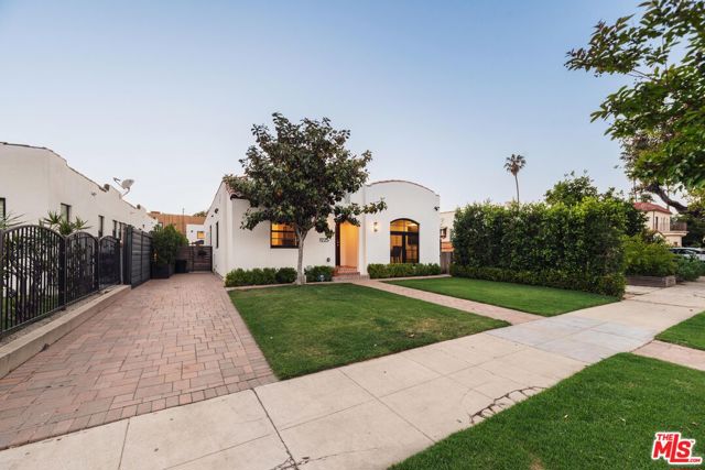 1225 S Cloverdale Avenue, Los Angeles CA: https://media.crmls.org/mediaz/21fae908-24e7-4278-bee1-c82d7ea07b36.jpg