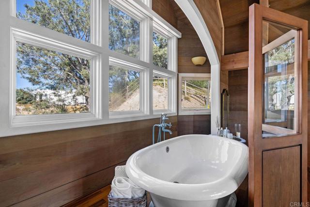 Detail Gallery Image 13 of 17 For 13027 via Latina, Del Mar,  CA 92014 - 4 Beds | 3 Baths