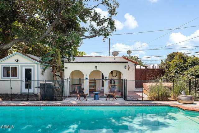 11074 Emelita Street Street, Los Angeles CA: https://media.crmls.org/mediaz/21fb2405-b8fc-4d90-940a-59aa58d495ea.jpg