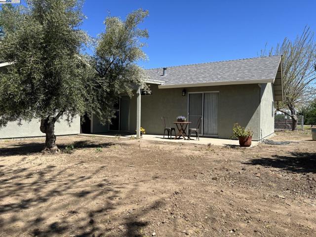 1290 Orange Ave, Patterson CA: https://media.crmls.org/mediaz/21fb5225-f727-4734-9bbf-31e84436a14f.jpg