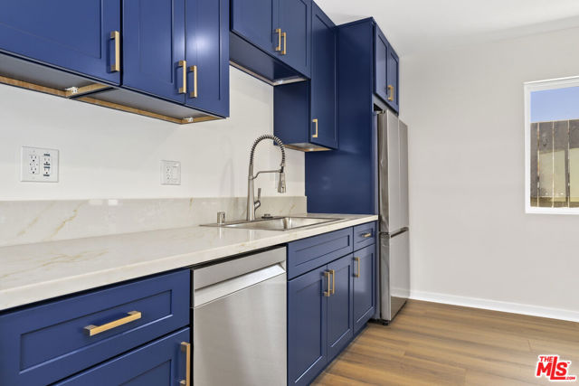 2700 S Palm Grove Avenue, Los Angeles CA: https://media.crmls.org/mediaz/21fc11e5-b576-4043-b731-29769acc8799.jpg