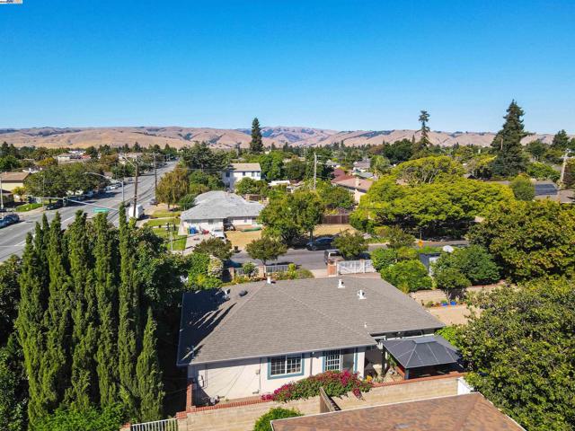 37621 Glenmoor Dr, Fremont CA: https://media.crmls.org/mediaz/21fc1ba9-afcb-4326-a2c0-bfb4481e4c51.jpg
