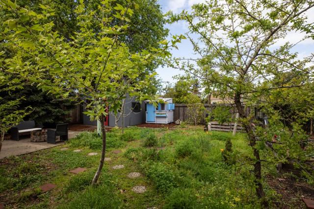 402 Poplar Avenue, Redwood City CA: https://media.crmls.org/mediaz/21fd29dd-2814-44d4-a37c-61e9a4bfc3c6.jpg
